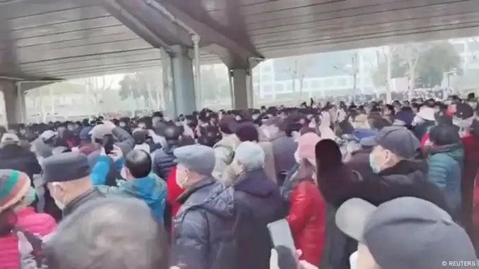 武漢官方今年的財政收入下降，恐引發地方債務危機，圖為今年2月退休群體在武漢抗議（資料照）