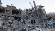 15.02.2023 *** People stand on the rubble of collapsed buidings in the aftermath of a deadly earthquake in Hatay, Turkey February 15, 2023. REUTERS/Clodagh Kilcoyne

