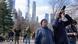 Una multitud se reúne para contemplar un búho real euroasiático llamado Flaco en Central Park, Nueva York, el lunes 6 de febrero de 2023.