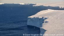 ARCHIV 2020 *** This 2020 photo provided by the British Antarctic Survey shows the Thwaites glacier in Antarctica. Starting Thursday, Jan. 6, 2021, a team of scientists are sailing to the massive but melting Thwaites glacier, “the place in the world that’s the hardest to get to,” so they can better figure out how much and how fast seas will rise because of global warming eating away at Antarctica’s ice. (David Vaughan/British Antarctic Survey via AP)