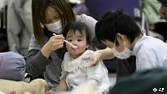 A woman feeds her baby at a shelter for those evacuated away from the Fukushima Dai-ichi nuclear plant Wednesday, March 16, 2011, in Koriyama, Japan. (Foto:Gregory Bull/AP/dapd)