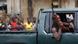 Mann mit Gewehr in Truck (Bild: AP) Mann mit Gewehr in Truck (Bild: AP)