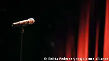 30.03.2009**Ein Mikrofon steht in einem Theater vor einem roten Vorhang. (Illustration zu dpa EU-Parlament fordert mehr Geld für Kultur wegen Corona-Krise) +++ dpa-Bildfunk +++