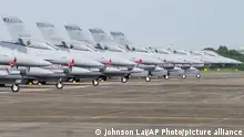 ARCHIV 18.11.2021+++ Newly commissioned upgraded F-16V fighter jets are seen at Air Force base in Chiayi in southwestern Taiwan Thursday, Nov. 18, 2021. Taiwan has deployed the most advanced version of the F-16 fighter jet in its Air Force, as the island steps up its defense capabilities in the face of continuing threats from China. (AP Photo/Johnson Lai)