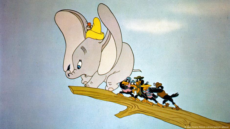 Filmstill mit Trickfilmfigur Dumbo - einem Zeichentrickelefanten mit großen Ohren