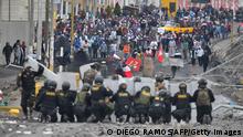 TOPSHOT - Demonstrators clash with riot police at the Añashuayco bridge in Arequipa, Peru, during a protest against the government of President Dina Boluarte and to demand her resignation on January 19, 2023. - After weeks of unrest, thousands of protesters were expected to descend on Peru's capital Lima, defying a state of emergency to express their anger with President Dina Boluarte, who called on the demonstrators to gather peacefully and calmly. The South American country has been rocked by over five weeks of deadly protests since the ouster and arrest of her predecessor Pedro Castillo in early December. (Photo by Diego Ramos / AFP) (Photo by DIEGO RAMOS/AFP via Getty Images)