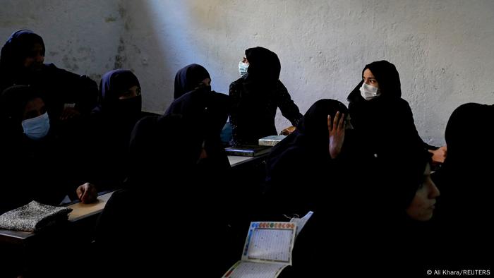 Afghanistan | Frauen und Mädchen lesen den Koran in einer religiösen Schule in Kabul