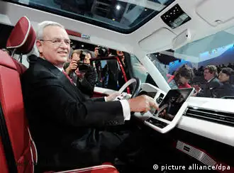 Martin Winterkorn, Vorstandsvorsitzender des Volkswagenkonzerns, stellt am Montag (28.02.2011), am Vorabend des ersten Pressetages beim Autosalon Genf, in einer Veranstaltungshalle in Genf, Schweiz, die Studie VW Bulli vor. Foto: Uli Deck dpa