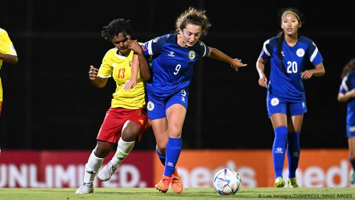 Mittelfeldspielerin Ramona Padio (l.) aus Papua Neuguinea in einem Zweikampf beim Länderspiel gegen die Philippinen