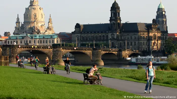 Spaziergänger, Radfahrer und Skater vor barocker Kulisse, Dresden, Deutschland