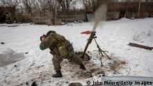 16.02.2023 *** BAKHMUT, EASTERN UKRAINE - FEBRUARY 16: A Ukrainian mortar team fires on a Russian position on February 16, 2023 in Bakhmut, Ukraine. Ukrainian forces have been holding the city as Russian Wagner mercenary forces press a winter offensive, at great cost to both sides. (Photo by John Moore/Getty Images)