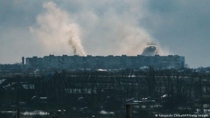 Ukraine Bachmut, Region Donezk | Rauch über der Stadt