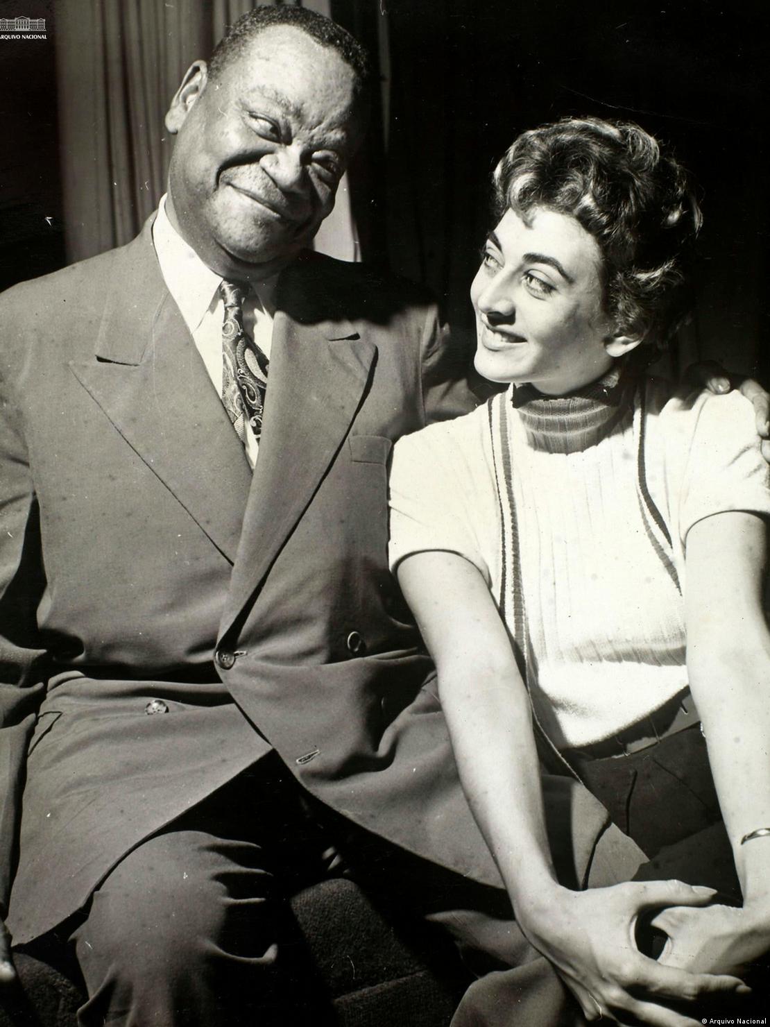 Compositor Pixinguinha com atriz Carmem Veronica. em 1955
