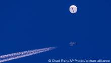 04.02.2023 *** Auf diesem von Chad Fish zur Verfügung gestellten Bild schwebt ein großer Ballon über dem Atlantischen Ozean vor der Küste von South Carolina. Darunter sind ein Kampfjet und seine Kondensstreifen zu sehen. Der Ballon wurde von einer infrarotgesteuerten Luft-Luft-Rakete des Typs AIM-9X Sidewinder von einem F-22-Kampfflugzeug aus einer Höhe von 58.000 Fuß (etwa 17,7 km) in der Nähe von Myrtle Beach abgeschossen und faszinierte die Himmelsbeobachter in dem bevölkerungsreichen Gebiet, das wegen seiner kilometerlangen Strände, die Rentner und Urlauber anziehen, als Grand Strand bekannt ist. +++ dpa-Bildfunk +++