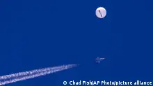 04.02.2023 *** Auf diesem von Chad Fish zur Verfügung gestellten Bild schwebt ein großer Ballon über dem Atlantischen Ozean vor der Küste von South Carolina. Darunter sind ein Kampfjet und seine Kondensstreifen zu sehen. Der Ballon wurde von einer infrarotgesteuerten Luft-Luft-Rakete des Typs AIM-9X Sidewinder von einem F-22-Kampfflugzeug aus einer Höhe von 58.000 Fuß (etwa 17,7 km) in der Nähe von Myrtle Beach abgeschossen und faszinierte die Himmelsbeobachter in dem bevölkerungsreichen Gebiet, das wegen seiner kilometerlangen Strände, die Rentner und Urlauber anziehen, als Grand Strand bekannt ist. +++ dpa-Bildfunk +++