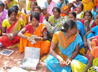 Frauenspargruppe, Sarwan, Indien: Es sind vor allem Frauen, die von den Mikrokrediten profitieren. Oft, so wie hier im Dorf Dunduwa in der Sarwan Region in Indien, fangen die Frauen erst einmal an, kleine Summen in einer Selbsthilfegruppe zu sparen. Zugeliefert durch Helle M Jeppesen am 17.3.2011. Copyright: Helle Jeppesen / DW