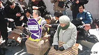 Bild wurde von Jason Strother in Seoul, Südkorea bei einer Demonstration vor der japanischen Botschaft aufgenommen. Die ehemalige Trostfrauen demonstrieren regelmäßig gegen die Zwangsprostitution, die japanische Soldaten während des zweiten Weltkrieges erzwungen. In diesem Foto vom 16.03.11 nehmen die Frauen trotz der Grausamkeiten vom der Zeit der Zwangsprostitution, Schweigeminuten, um Japan in seiner jetztigen Not zu bedenken. Die Frauen heißen Kil Won Ok und Lee Ok Seong