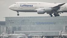 Eine Boeing 747-8 der Lufthansa landet auf dem Frankfurter Flughafen. Die Gewerkschaft Verdi hatte angekündigt, in der Tarifauseinandersetzung im öffentlichen Dienst am Freitag sieben Flughäfen ganztägig lahmzulegen. +++ dpa-Bildfunk +++