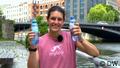 Still aus dem DW-Beitrag 'Aurelia: Fitnessübung für kräftige Arme und Rücken'.