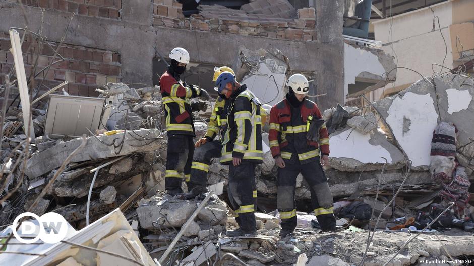 Nach dem Erdbeben in der Türkei: Retter bergen noch immer Überlebende