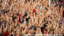 2013****
Fußballfans von Bayer 04 Leverkusen feuern die Mannschaft an, Leverkusen, Nordrhein-Westfalen, Deutschland, Europa
