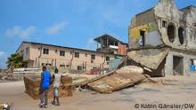 16.2.2023, Nigeria, Wahlen in Nigeria: Klimawandel ist kein Thema, Alpha Beach in Lagos: Das Meer frisst sich in die Stadt