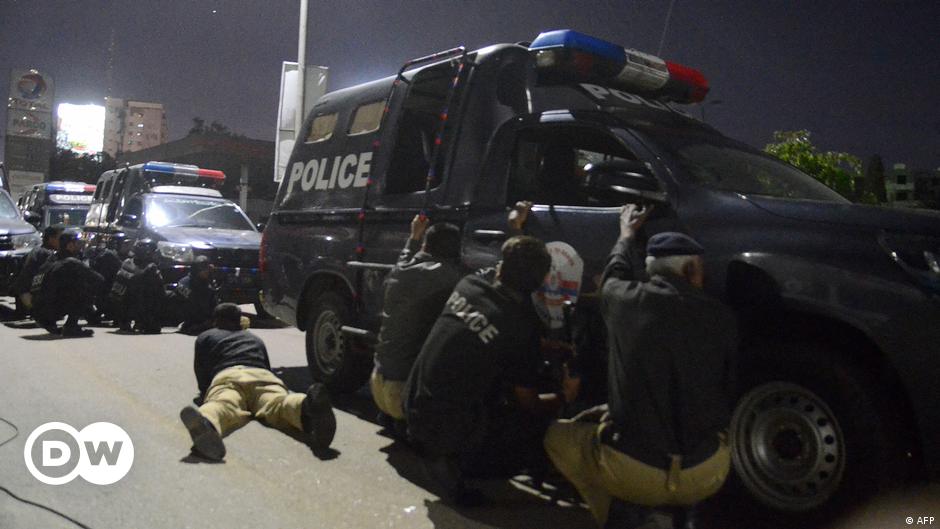 Pakistan: Gunmen storm Karachi police headquarters – DW – 02/17/2023