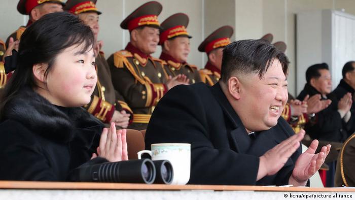 El líder norcoreano Kim Jong-un junto a su hija de quien se desconoce su edad y nombre.
