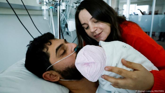 Mustafa Avci estuvo atrapado bajo los escombros por 261 horas tras el violento terremoto que golpeó Turquía y Siria. En esta imagen, el hombre de 33 años conoce a su hija Almile por primera vez y se reencuentra con su esposa Bilge, en un hospital en Mersin, Turquía. Como si fuera poco, Almile nació el el día del sismo.
