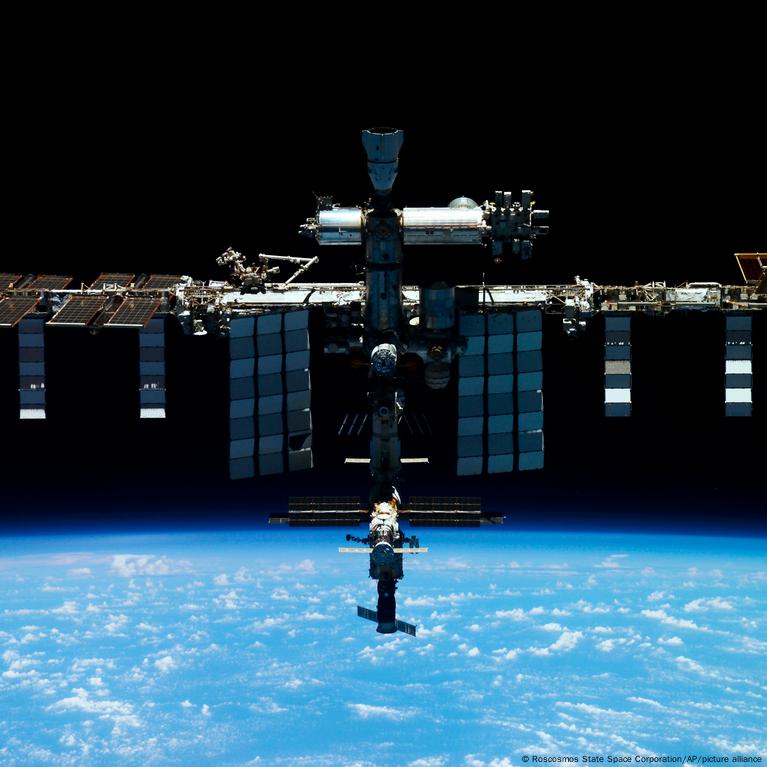 SpaceX Crew Dragon capsule docks with ISS – DW – 03/03/2023