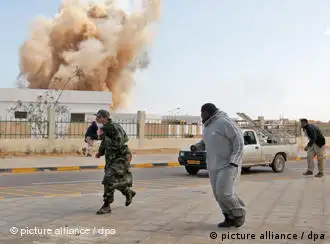 目前为止利比亚反对派武装面对政府空军的袭击只有“跑为上策”