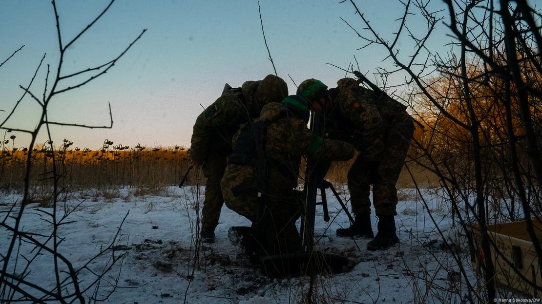 Военнослужащие ВСУ готовят миномет Военнослужащие ВСУ готовят миномет