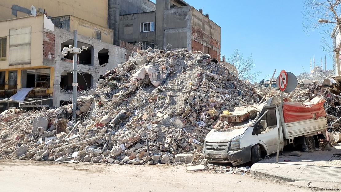 Hatay ve Diyarbakır’da yıkılan binalar arasında kolonları kesildiği için deprem öncesinde durumu yargıya taşıyanlar var. Hatay ve Diyarbakır’da yıkılan binalar arasında kolonları kesildiği için deprem öncesinde durumu yargıya taşıyanlar var.