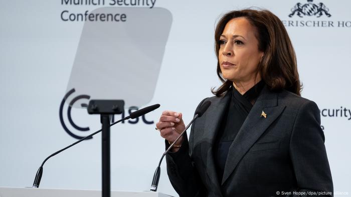 Kamala Harris hinter Mikrofonen bei der Münchener Sicherheitskonferenz, MSC