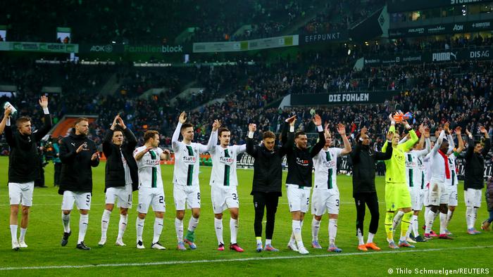 Jubel über einen weiteren Sieg gegen den FC Bayern: Gladbachs Spieler feiern nach dem Abpfiff mit den Fans