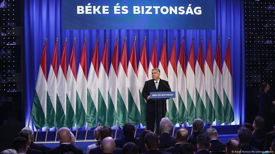 Mađarska na prvom mestu: Viktor Orban se distancirao od NATO i EU u svom govoru naciji 18. februara (na tribini je slogan „Mir i sigurnost“)