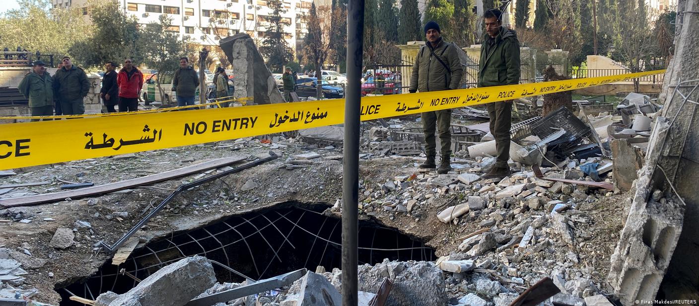 ویرانی برجای‌مانده پس از حمله موشکی اسرائیل به نزدیکی دمشق