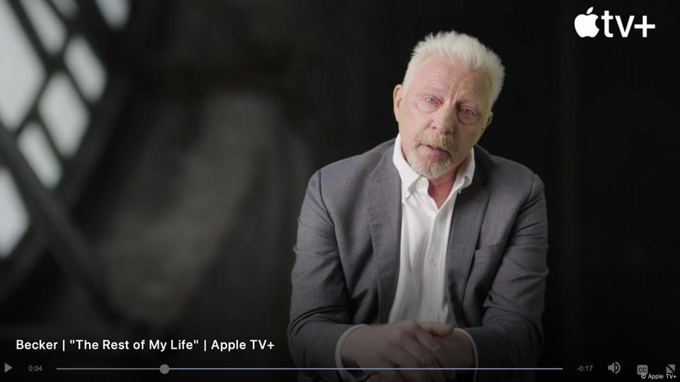 In einer Szene des Films "Boom! Boom! The World vs. Boris Becker" sitzt Becker mit tränenden Augen vor einer schwarzen Wand.