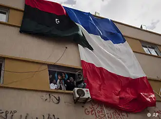 3月18日，利比亚第二大城市班加西市民挂出法国国旗，庆祝联合国安理会通过禁飞区决议。