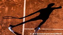  Ombre de Roger Federer Sui TENNIS : Internationaux de France Roland Garros 2021 - Paris - 31/05/2021 JBAutissier/Panoramic PUBLICATIONxNOTxINxFRAxITAxBEL
