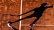 Tennisspieler als Schatten auf einem Tennisplatz Tennisspieler als Schatten auf einem Tennisplatz