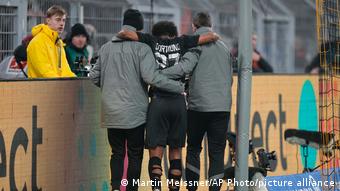 BVB-Stürmer Karim Adeyemi humpelt in der Bundesliga-Partie gegen Hertha BSC mit einer Verletzung vom Platz.