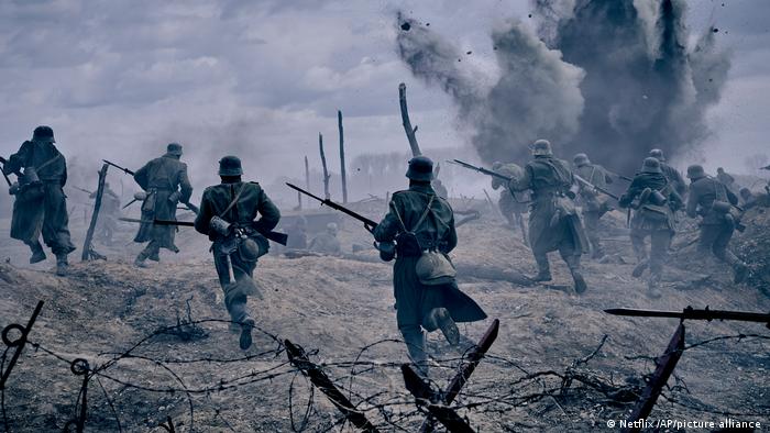 Filmstill von Im Westen nichts Neues zeigt Soldaten im Kampf.