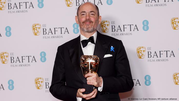 Edward Berger, al recibir el premio Bafta al mejor director.