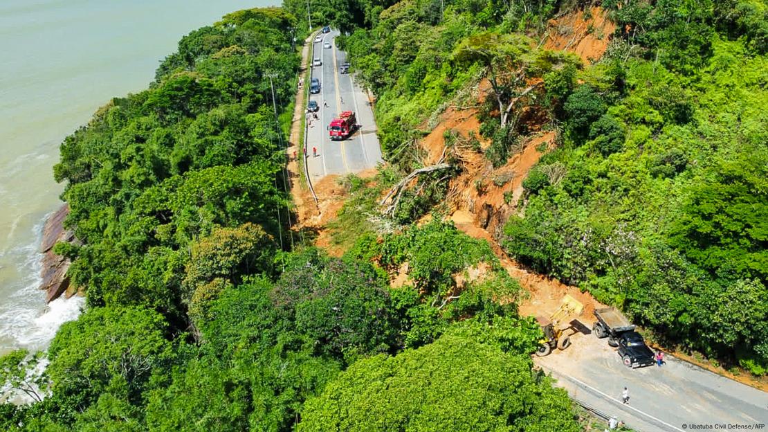 বৃষ্টিতে ধস নেমে রাস্তা বন্ধ। 