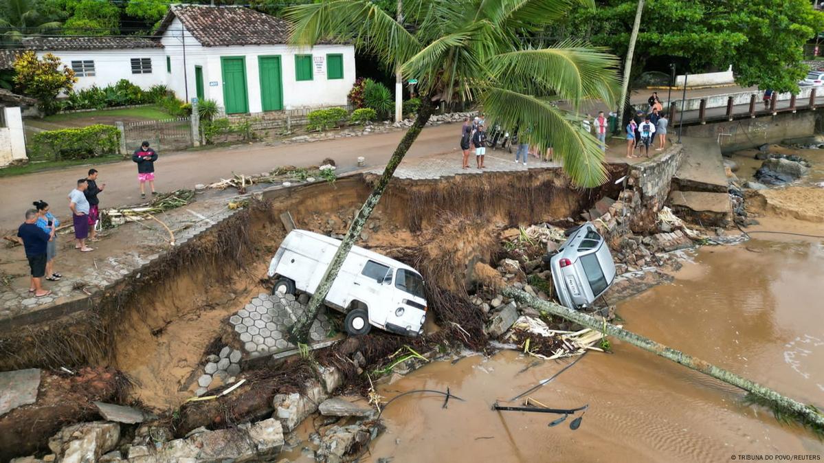 Brazil Cities cancel Carnival due to deadly floods DW 02/20/2023