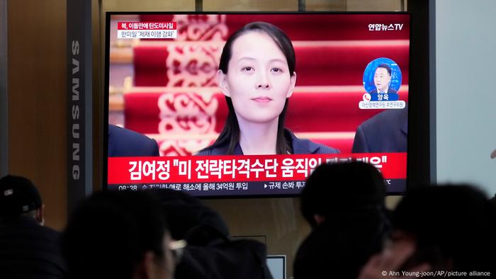 Una pantalla de televisión en la estación de tren de Seúl, muestra una imagen de archivo de Kim Yo Jong, la poderosa hermana del líder norcoreano Kim Jong Un.