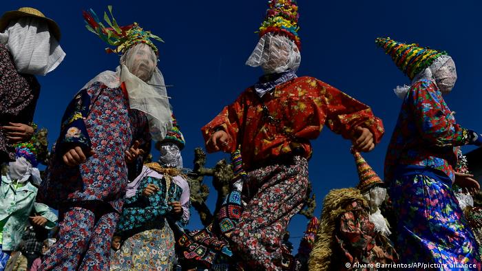 Estas personas bailan alrededor del símbolo del carnaval, el gigante Miel Otxin, mientras participan en un antiguo carnaval rural en el pequeño pueblo de Lantz, en el norte de España. El carnaval es una antigua tradición rural en la que las fuerzas del bien y del mal se enfrentan en una batalla simbólica.