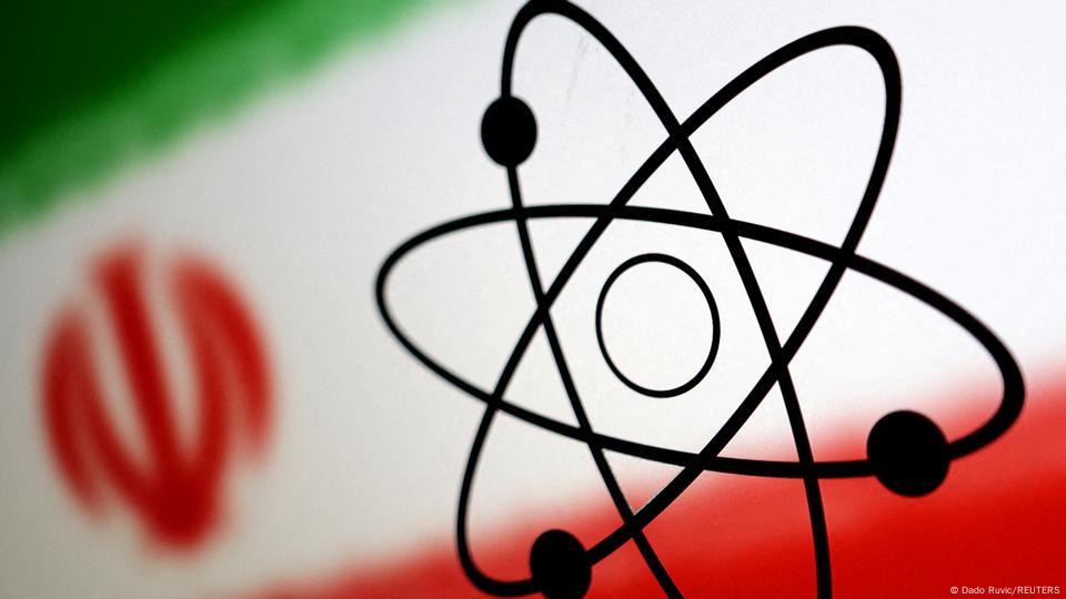 Uran l Atom-Symbol und die iranische Flagge 