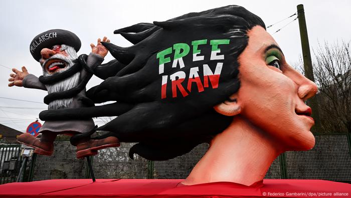 La figura de una mujer con la cabellera al viento, con la leyenda Free Iran.